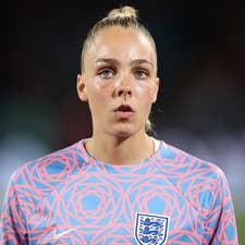 Anglická futbalová reprezentantka Ellie Roebucková sa na dlhé týždne vytratila z trávnikov. 