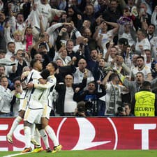 Hráč Realu Madrid Rodrygo (vľavo) oslavuje so spoluhráčmi po tom, ako strelil druhý gól.