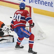 Slovenský hokejista Juraj Slafkovský (20) z Montrealu Canadiens strieľa gól brankárovi Samuelovi Erssonovi.