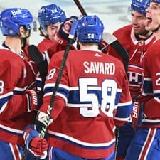 Slovenský hokejista Juraj Slafkovský (20) z Montrealu Canadiens sa raduje z gólu so spoluhráčmi.