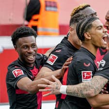 Futbalisti Bayeru Leverkusen sa radujú z úvodného gólu.