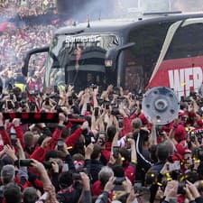 Fanúšikovia vítajú tímový autobus futbalistov Bayeru Leverkusen.