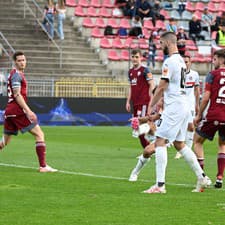 Na snímke gólová situácia na 0:1 pre Trnavu, vľavo brankár Podbrezovej Adam Danko.