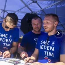 Na snímke zľava vodný slalomár Matej Beňuš a lyžiar Adam Žampa počas autogramiády Slovenského olympijského tímu.
