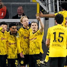 Futbalisti Dortmundu sa radujú z gólu.
