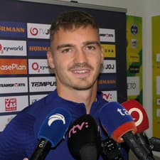Na snímke slovenský futbalový reprezentant do 21 rokov Peter Pokorný počas brífingu. 