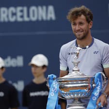 Casper Ruud pózuje s trofejou na turnaji Barcelona Open.