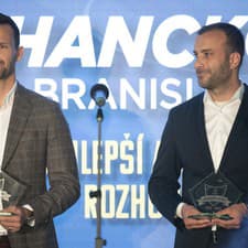 Na snímke najlepší rozhodca sezóny Ivan Kružliak (vľavo) a najlepší asistent Branislav Hancko (vpravo).