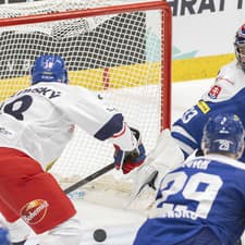 Na snímke gól na 1:3 pre Česko sprava brankár Stanislav Škorvánek, Michal Ivan (Slovensko) a Jakub Rychlovský (Česko) v prípravnom hokejovom zápase pred MS. 