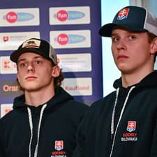 Na snímke hokejisti slovenskej hokejovej reprezentácie do 18 rokov zľava Luka Radivojevič a Tomáš Pobežal .
