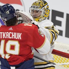 Brankár Bostonu Jeremy Swayman má veľkú zásluhu na výhre Bruins.