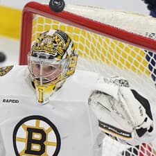 Brankár Bostonu Jeremy Swayman má veľkú zásluhu na výhre Bruins.