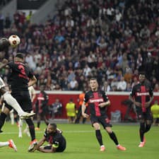 Bayer Leverkusen si aj naďalej drží neporaziteľnosť.