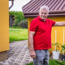 Kouč Vůjtek má na svojej záhrade na dome aj takéto stromčeky