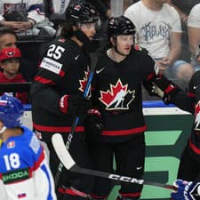 Kanadský hokejista Jared McCann (uprostred) sa teší so spoluhráčmi po strelení úvodného gólu