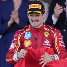 Na snímke monacký pilot formuly 1 Charles Leclerc z tímu Ferrari oslavuje na pódiu víťazstvo vo Veľkej cene Monaka.
