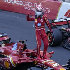 Na snímke monacký pilot formuly 1 Charles Leclerc na Ferrari oslavuje víťazstvo vo Veľkej cene Monaka F1.
