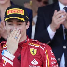 Na snímke monacký pilot formuly 1 Charles Leclerc z tímu Ferrari oslavuje na pódiu víťazstvo vo Veľkej cene Monaka.