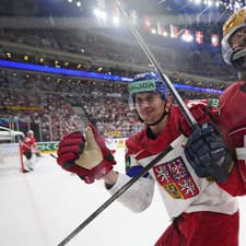 Kapitán švajčiarskej hokejovej reprezentácie Roman Josi (vpravo) a Martin Nečas z Česka bojujú o puk.