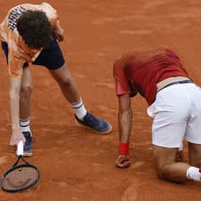 Štart Novaka Djokoviča vo štvrťfinále Roland Garros je po zranení otázny.