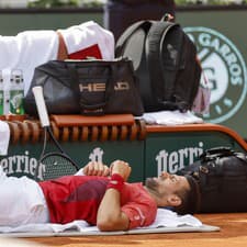 Štart Novaka Djokoviča vo štvrťfinále Roland Garros je po zranení otázny.