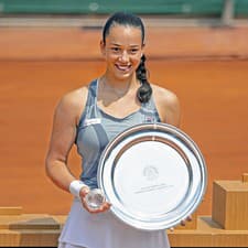 Češka Tereza Valentová ovládla na juniorskom Roland Garros dvojhru a štvorhru po boku Renáty Jamrichovej.