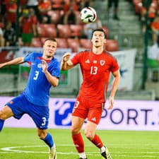 Zľava: Denis Vavro zo Slovenska a Kieffer Moore z Walesu počas zápasu. 