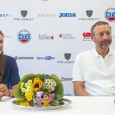 Na snímke vľavo juniorská grandslamová víťazka vo štvorhre na Roland Garros 2024 Renáta Jamrichová a prezident Slovenského tenisového zväzu (STZ) Miloslav Mečíř.