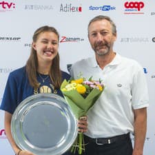 Na snímke vľavo juniorská grandslamová víťazka vo štvorhre na Roland Garros 2024 Renáta Jamrichová a prezident Slovenského tenisového zväzu (STZ) Miloslav Mečíř.