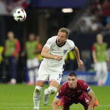 Harry Kane (vľavo) v súboji o loptu s Nikolom Milenkovičom.