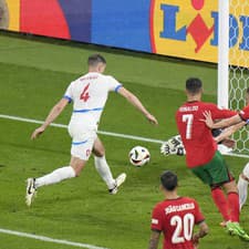 Český obranca Robin Hranáč a jeho nešťastný gól proti Portugalsku.