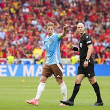 Belgický futbalista Kevin De Bruyne a rozhodca Anthony Taylor.