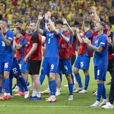 Na snímke vpravo tréner Slovenska Francesco Calzona a slovenskí futbalisti sa radujú po zápase.