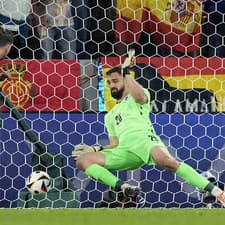 Španiel Fabian Ruiz strieľa hlavičkou gól za chrbát brankára Giorgiho Mamardašviliho (Gruzínsko).