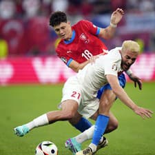 Turecký futbalista Baris Alper Yilmaz (21) a hráč Česka Ladislav Krejčí počas  zápasu základnej F-skupiny Česko - Turecko na ME 2024 vo futbale 