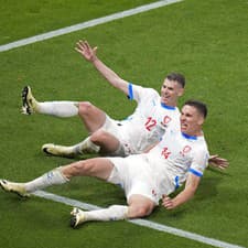 Český hráč Lukáš Provod (vpravo) oslavuje so spoluhráčom Davidom Douderom úvodný gól počas zápasu F-skupiny Portugalsko - Česko na ME 2024 vo futbale