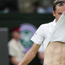 Ruský tenista Daniil Medvedev bol v zápase Wibledonu poriadne zmätený.