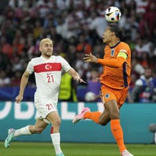 Turecký futbalista Baris Alper Yilmaz (vľavo) a holandský futbalista Virgil van Dijk v súboji o loptu počas štvrťfinálového zápasu Holandsko - Turecko na ME vo futbale