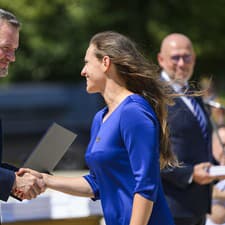 Zľava prezident SR Peter Pellegrini a športová strelkyňa Danka Barteková počas skladania sľubu slovenskej olympijskej a paralmypijskej výpravy na OH a POH 2024 v Paríži