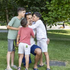 Traja synovia vodáka Beňuša - Simon, Tobiáš a Sebastián ocina pred odchodom na OH vybozkávali.