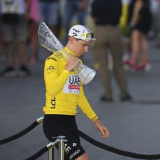 Slovinec Tadej Pogačar sa stal tretíkrát celkovým víťazom Tour de France.