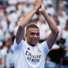 Hviezdny Kylian Mbappé pri oficiálnom predstavení v drese Realu Madrid.