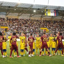 Na snímke hráči AS Rím (červené dresy) a FC Košice (žlté dresy) sa zdravia pred začiatkom prípravného futbalového zápasu medzi FC Košice a AS Rím v Košiciach.