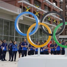 Francúzsky prezident Emmanuel Macron (vľavo) a francúzski športovci počas návštevy olympijskej dediny na XXXIII. letné olympijské hry v Paríži.