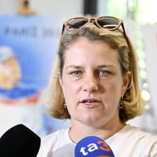 Na snímke slovenská reprezentantka v športovej streľbe Zuzana Rehák Štefečeková počas odchodu na Letné olympijské hry 2024 do Paríža v Bratislave. 