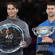 Dve veľké osobnosti mužského tenisu Srb Novak Djokovič (vpravo) a Španiel Rafael Nadal.