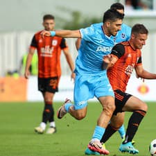 Na snímke sprava v súboji o loptu Samuel Lavrinčík (Ružomberok) a Umut Günes (Trabzonspor).