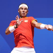 Španielsky tenista Rafael Nadal odvracia loptičku Srbovi Novakovi Djokovičovi počas 2. kola mužskej dvojhry na XXXIII. letných olympijských hrách 2024 v Paríži.