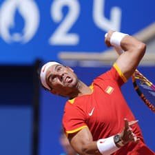 Španielsky tenista Rafael Nadal podáva na Srba Novaka Djokoviča počas 2. kola mužskej dvojhry na XXXIII. letných olympijských hrách 2024 v Paríži.