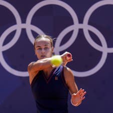 Slovenská tenistka Anna Karolína Schmiedlová odvracia úder Češky Barbory Krejčíkovej vo štvrťfinále ženskej dvojhry na XXXIII. letných olympijských hrách 2024 v Paríži.